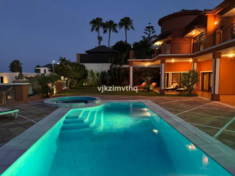 Luxury Andalusian Villa with Heated Pool, Jacuzzi & 5-Car Garage | La Alquería