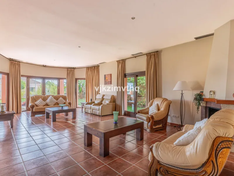Luxury Andalusian Villa with Heated Pool, Jacuzzi & 5-Car Garage | La Alquería