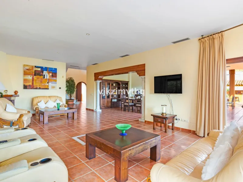 Luxury Andalusian Villa with Heated Pool, Jacuzzi & 5-Car Garage | La Alquería