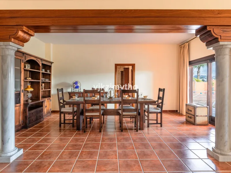 Luxury Andalusian Villa with Heated Pool, Jacuzzi & 5-Car Garage | La Alquería