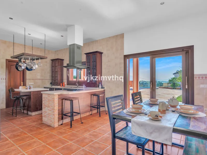 Luxury Andalusian Villa with Heated Pool, Jacuzzi & 5-Car Garage | La Alquería