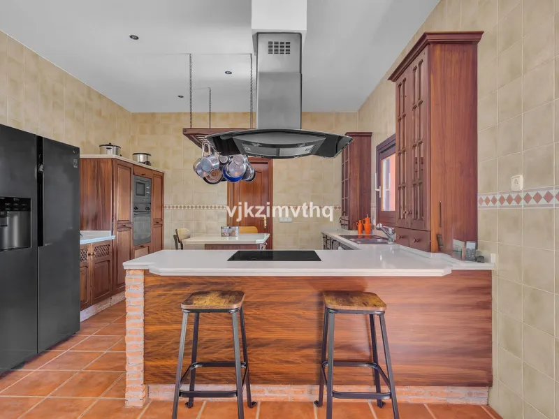 Luxury Andalusian Villa with Heated Pool, Jacuzzi & 5-Car Garage | La Alquería