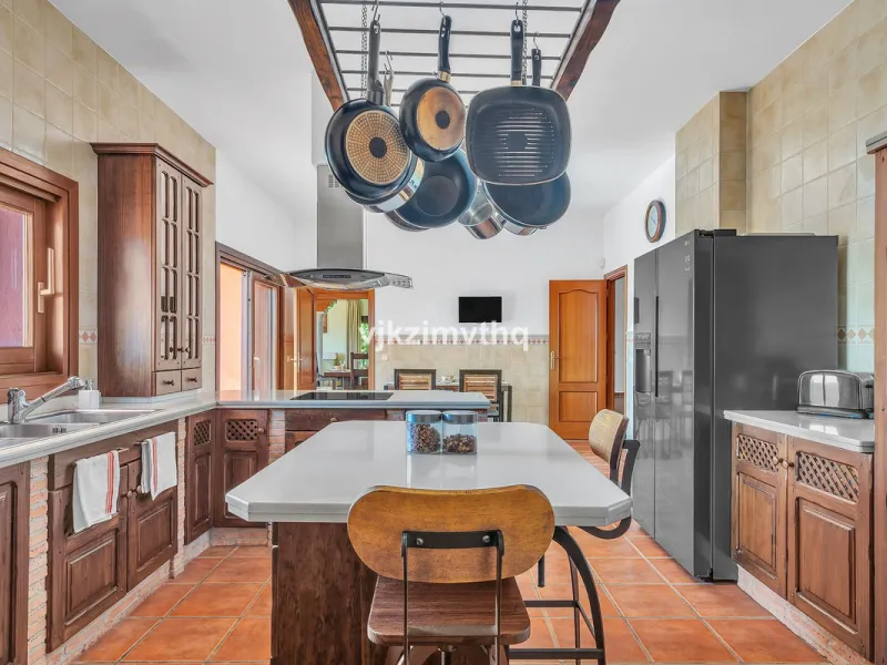 Luxury Andalusian Villa with Heated Pool, Jacuzzi & 5-Car Garage | La Alquería