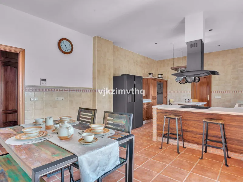 Luxury Andalusian Villa with Heated Pool, Jacuzzi & 5-Car Garage | La Alquería