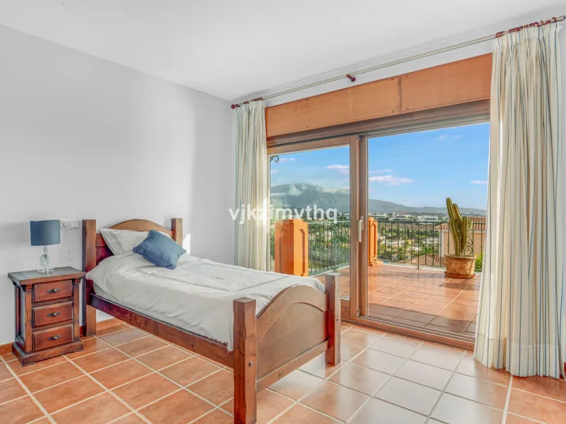 Luxury Andalusian Villa with Heated Pool, Jacuzzi & 5-Car Garage | La Alquería