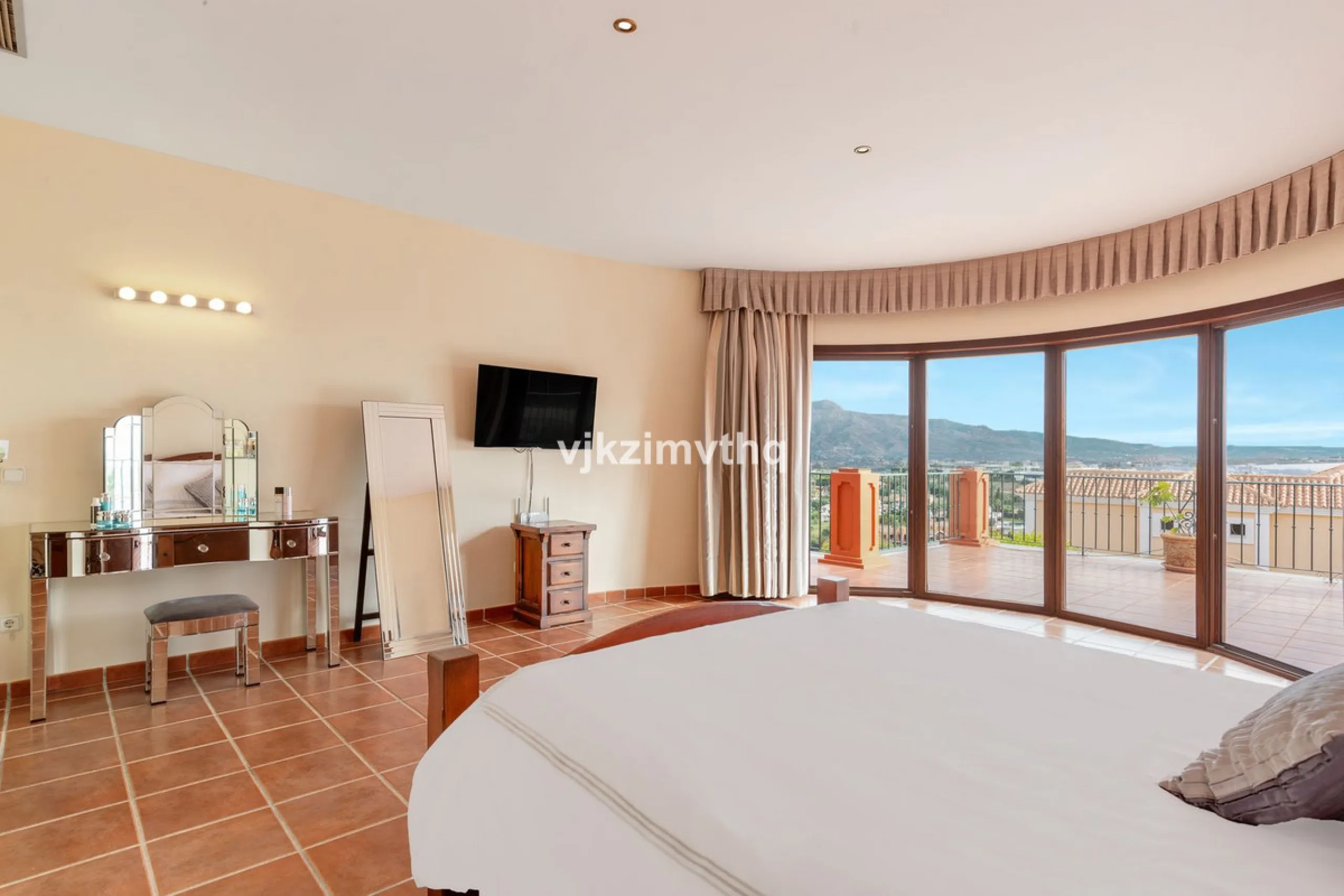 Luxury Andalusian Villa with Heated Pool, Jacuzzi & 5-Car Garage | La Alquería