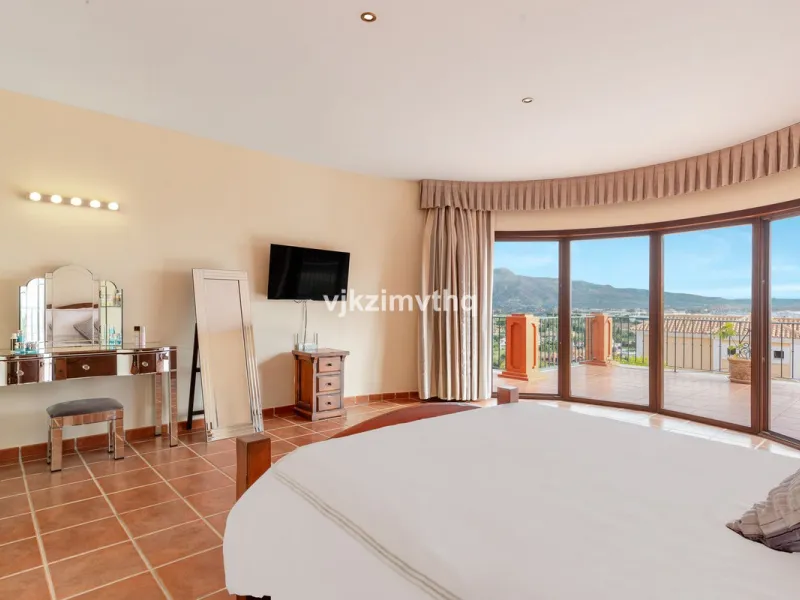 Luxury Andalusian Villa with Heated Pool, Jacuzzi & 5-Car Garage | La Alquería