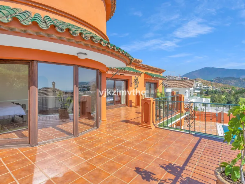 Luxury Andalusian Villa with Heated Pool, Jacuzzi & 5-Car Garage | La Alquería