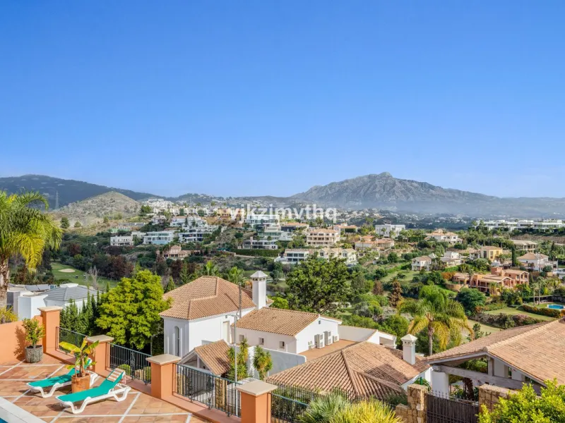 Luxury Andalusian Villa with Heated Pool, Jacuzzi & 5-Car Garage | La Alquería