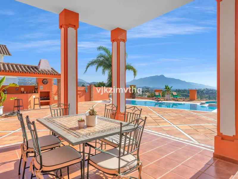 Luxury Andalusian Villa with Heated Pool, Jacuzzi & 5-Car Garage | La Alquería