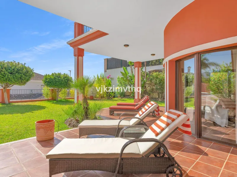 Luxury Andalusian Villa with Heated Pool, Jacuzzi & 5-Car Garage | La Alquería