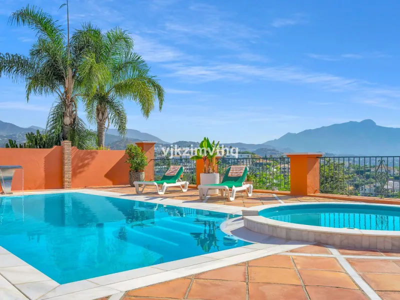 Luxury Andalusian Villa with Heated Pool, Jacuzzi & 5-Car Garage | La Alquería