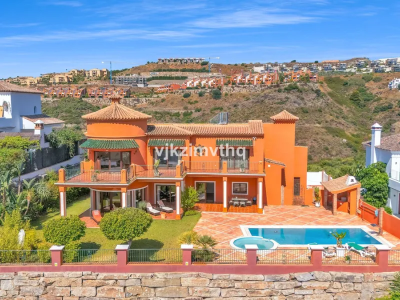 Luxury Andalusian Villa with Heated Pool, Jacuzzi & 5-Car Garage | La Alquería