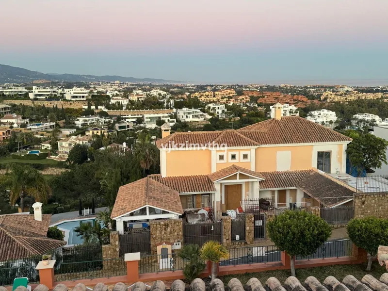 Luxury Andalusian Villa with Heated Pool, Jacuzzi & 5-Car Garage | La Alquería
