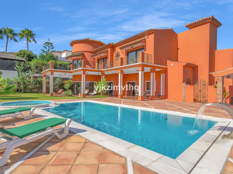 Luxury Andalusian Villa with Heated Pool, Jacuzzi & 5-Car Garage | La Alquería