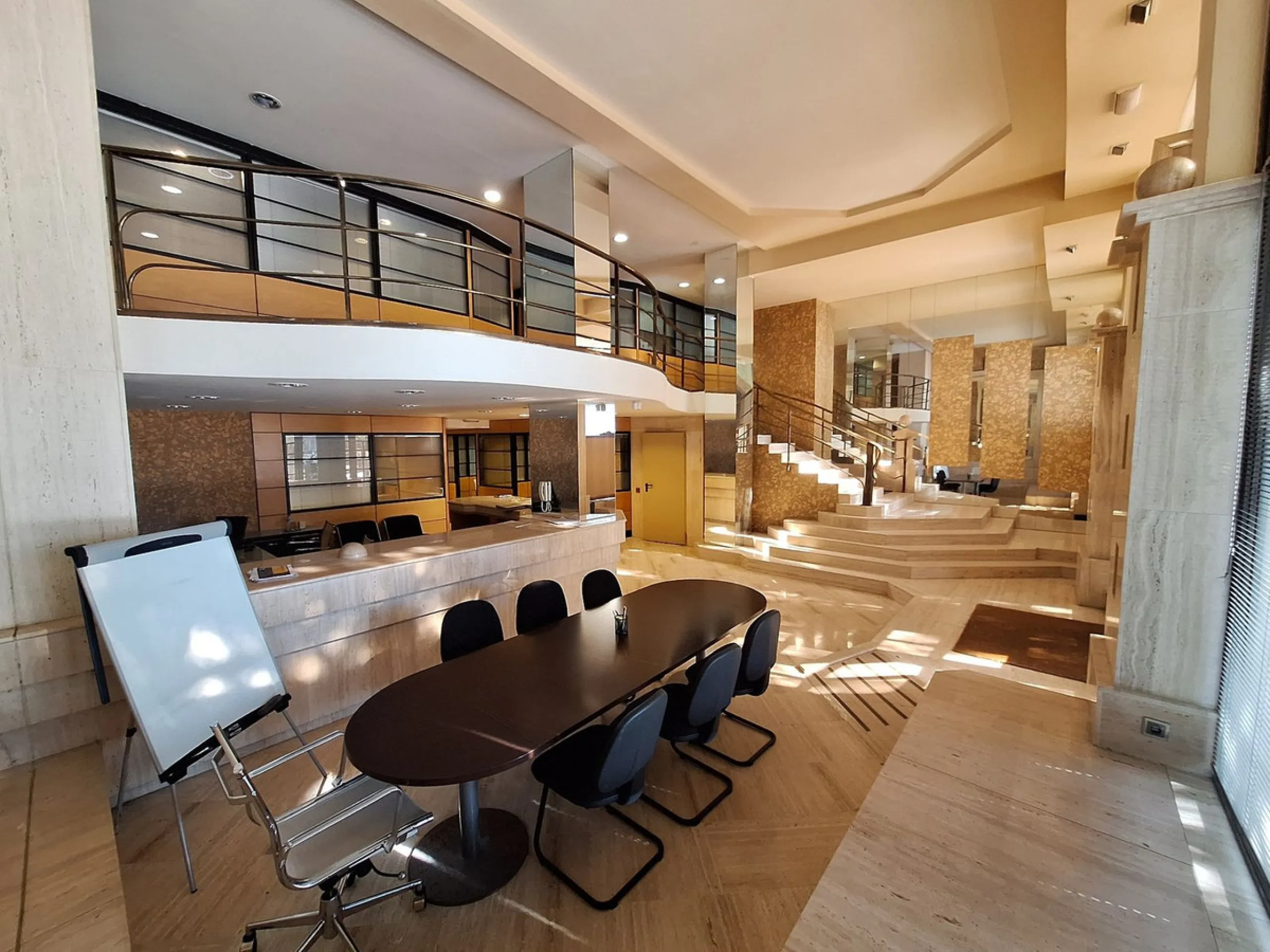 Unique opportunity: Large commercial premises for sale located in one of the main shopping streets of Marbella, just a few metres from the Tax Office and the main Post Office.
