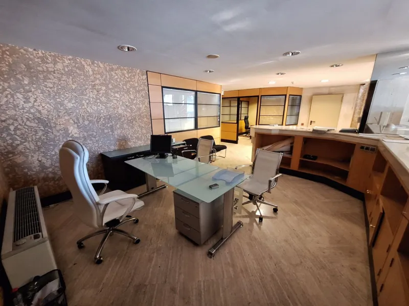 Unique opportunity: Large commercial premises for sale located in one of the main shopping streets of Marbella, just a few metres from the Tax Office and the main Post Office.