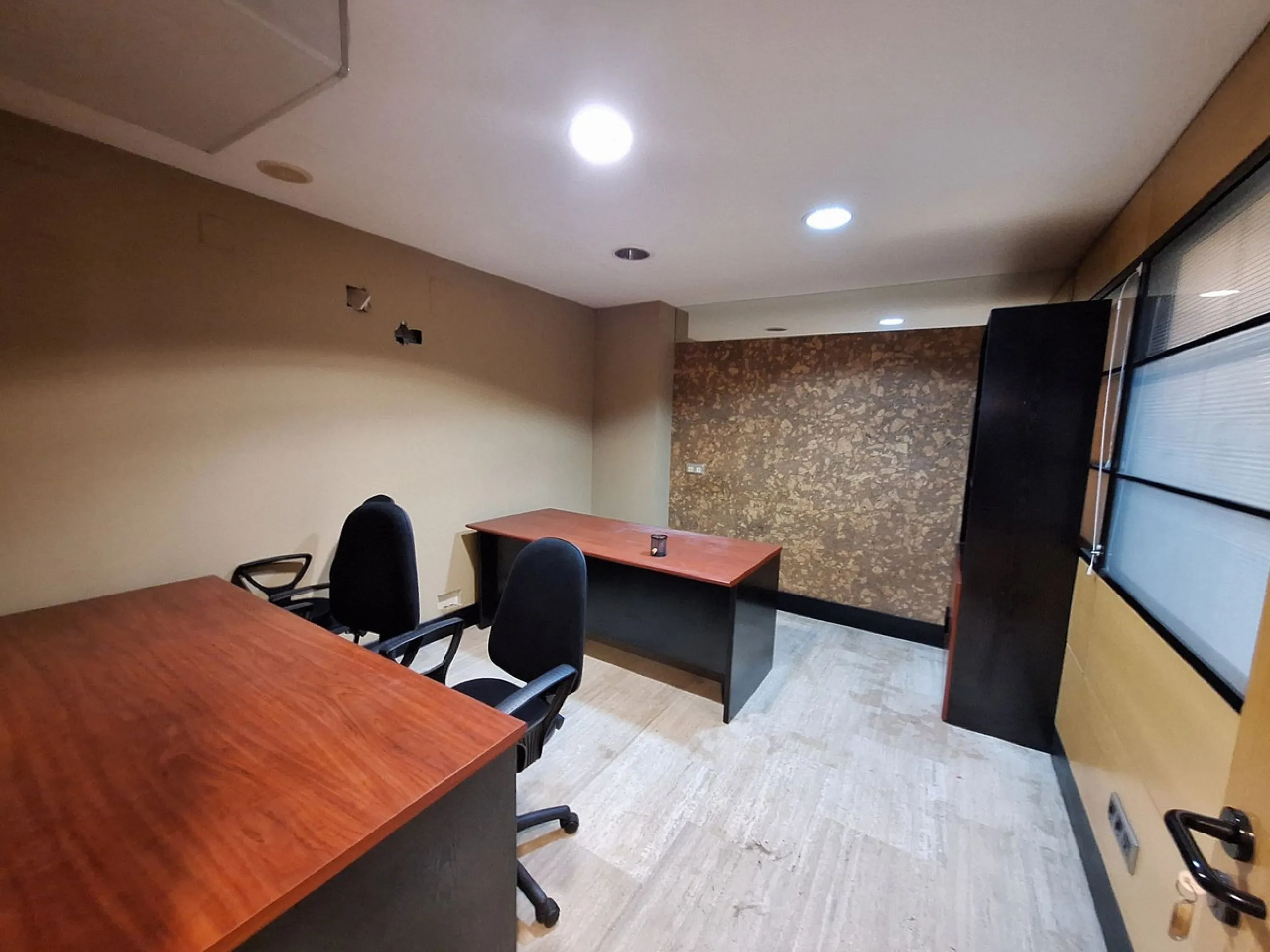 Unique opportunity: Large commercial premises for sale located in one of the main shopping streets of Marbella, just a few metres from the Tax Office and the main Post Office.