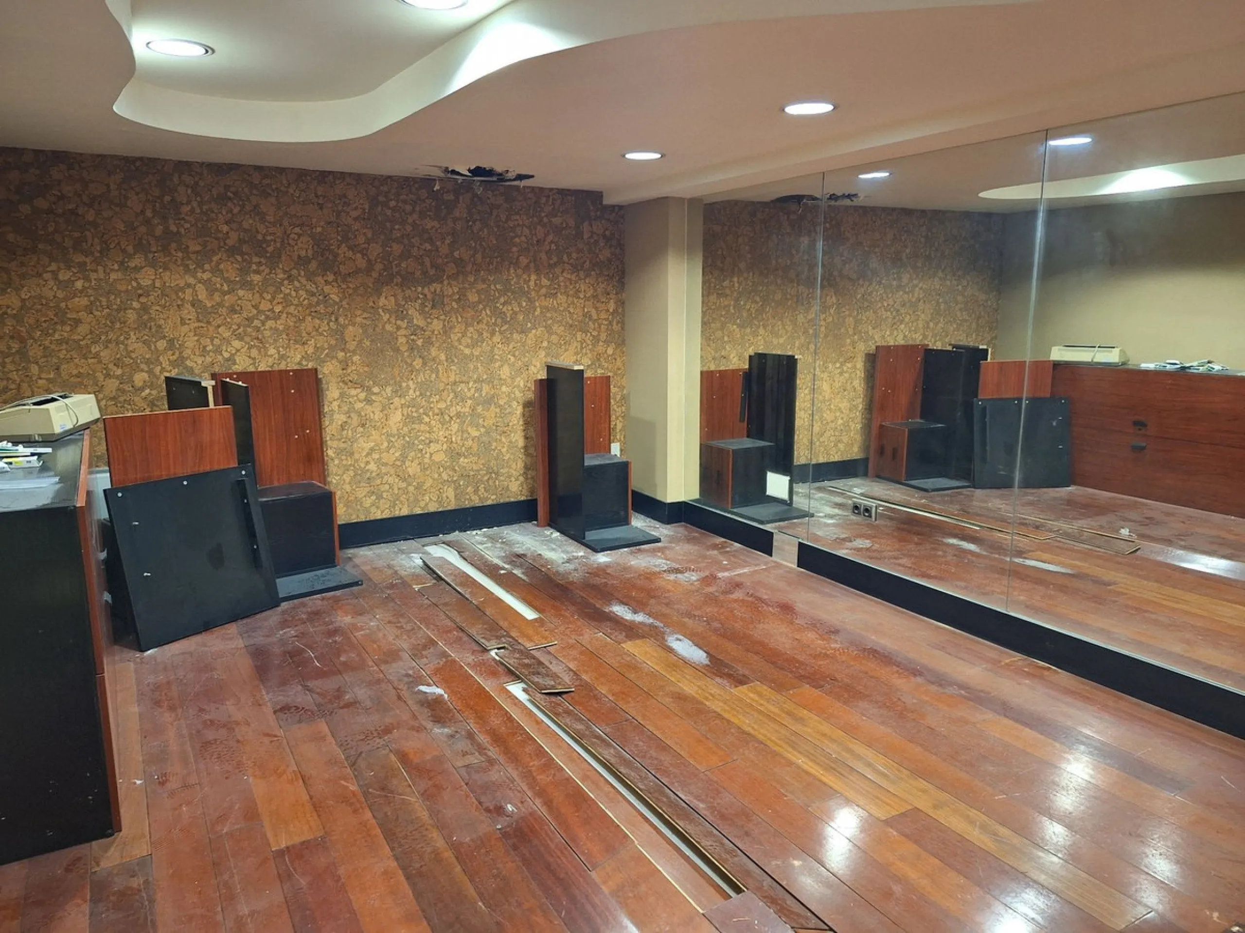 Unique opportunity: Large commercial premises for sale located in one of the main shopping streets of Marbella, just a few metres from the Tax Office and the main Post Office.
