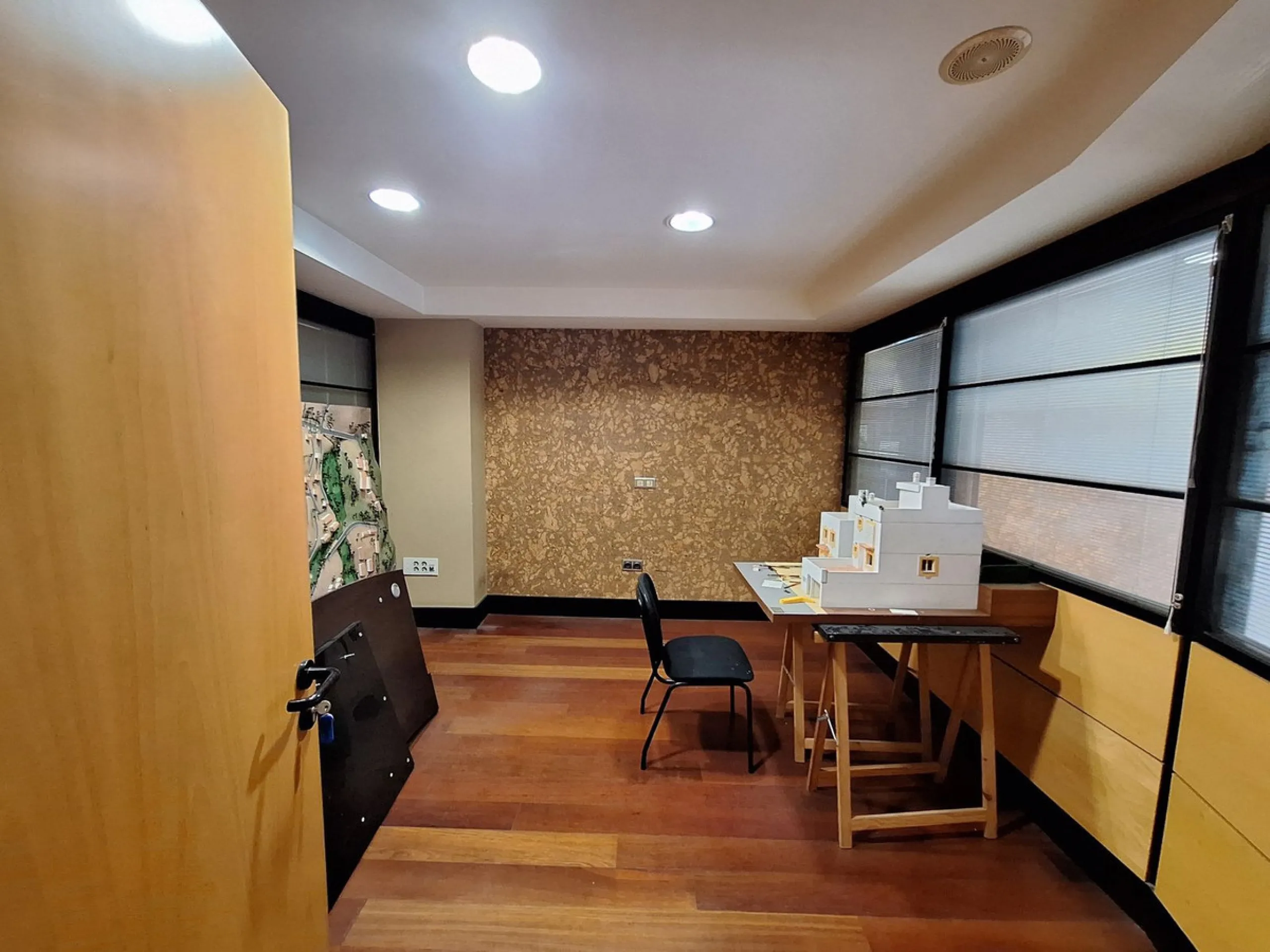 Unique opportunity: Large commercial premises for sale located in one of the main shopping streets of Marbella, just a few metres from the Tax Office and the main Post Office.