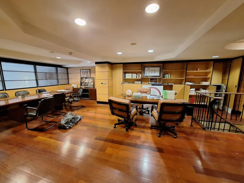 Unique opportunity: Large commercial premises for sale located in one of the main shopping streets of Marbella, just a few metres from the Tax Office and the main Post Office.