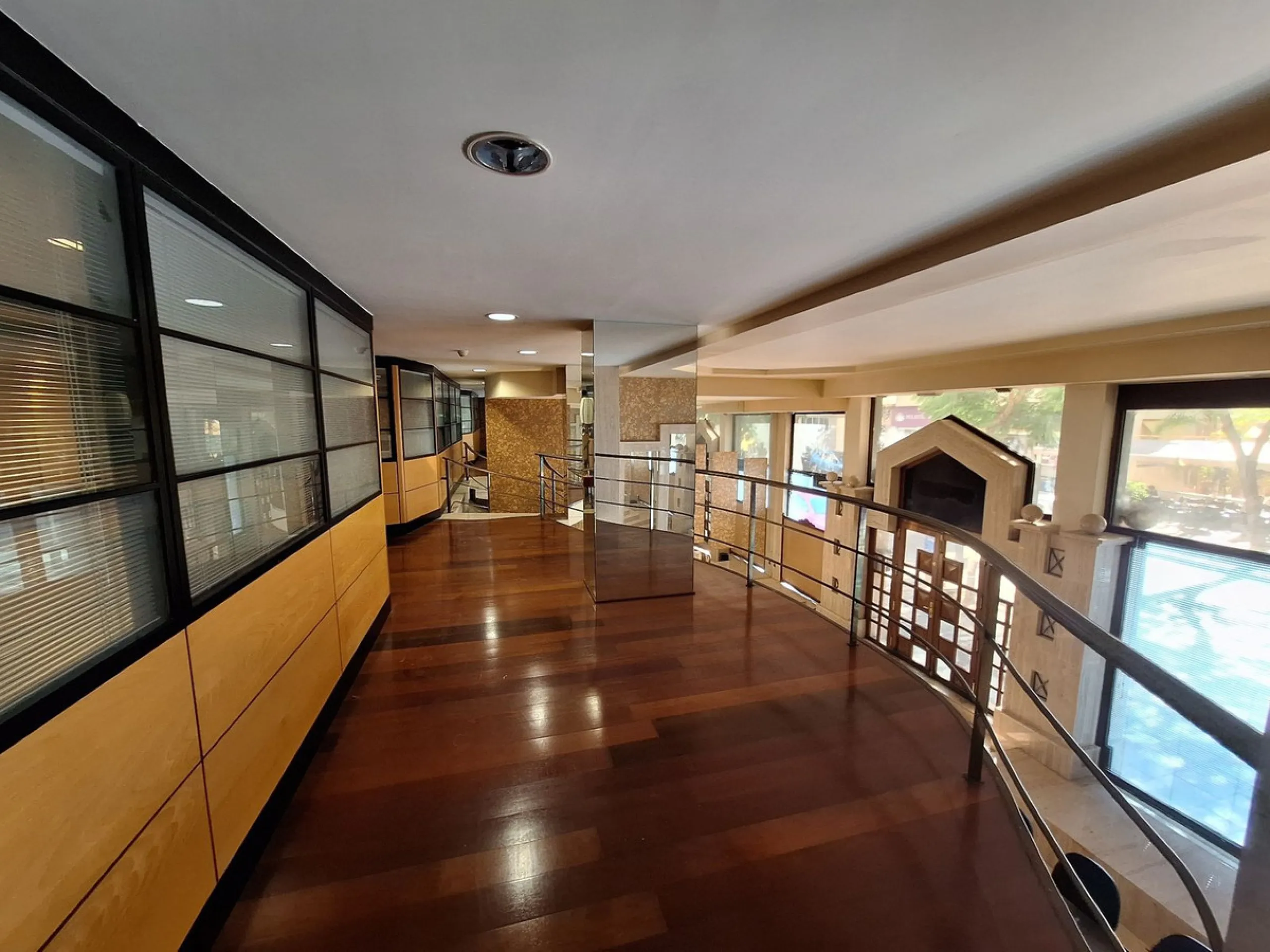 Unique opportunity: Large commercial premises for sale located in one of the main shopping streets of Marbella, just a few metres from the Tax Office and the main Post Office.