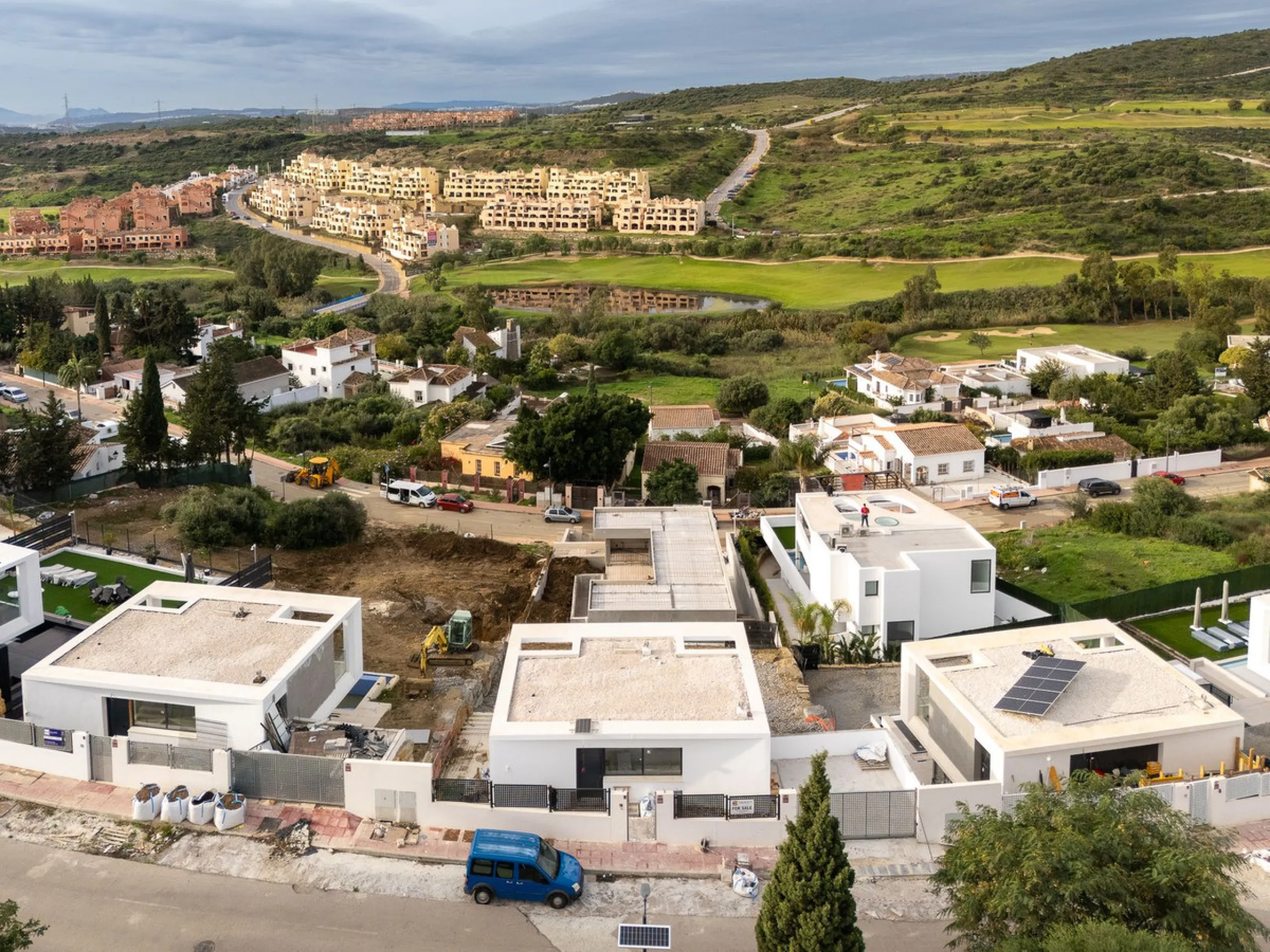 Valle Romano Green is an exclusive development comprising 8 modern villas with golf and sea views, complete with private garden and swimming pool. They are located within a short drive to the beach and all the amenities of the famous Valle Romano Golf Res