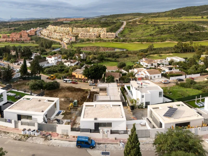 Valle Romano Green is an exclusive development comprising 8 modern villas with golf and sea views, complete with private garden and swimming pool. They are located within a short drive to the beach and all the amenities of the famous Valle Romano Golf Res