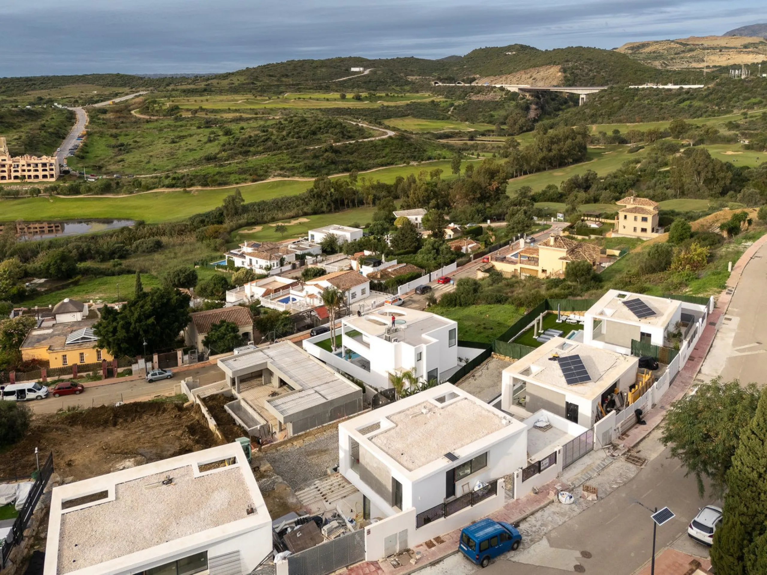 Valle Romano Green is an exclusive development comprising 8 modern villas with golf and sea views, complete with private garden and swimming pool. They are located within a short drive to the beach and all the amenities of the famous Valle Romano Golf Res