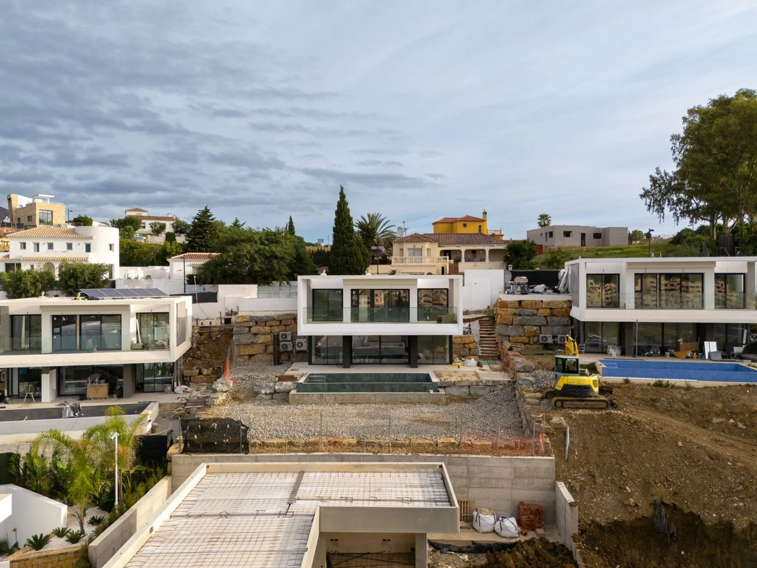 Valle Romano Green is an exclusive development comprising 8 modern villas with golf and sea views, complete with private garden and swimming pool. They are located within a short drive to the beach and all the amenities of the famous Valle Romano Golf Res