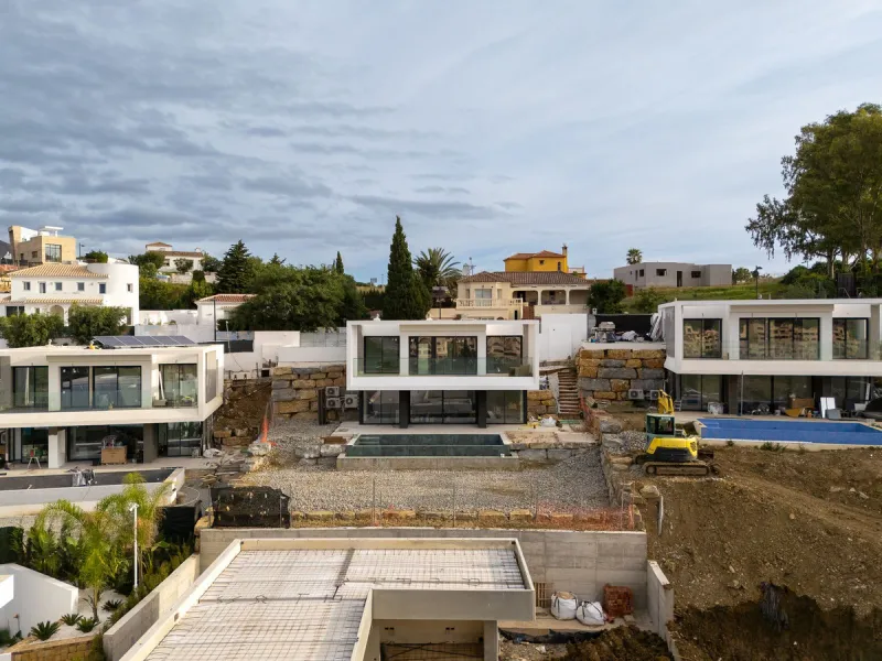 Valle Romano Green is an exclusive development comprising 8 modern villas with golf and sea views, complete with private garden and swimming pool. They are located within a short drive to the beach and all the amenities of the famous Valle Romano Golf Res