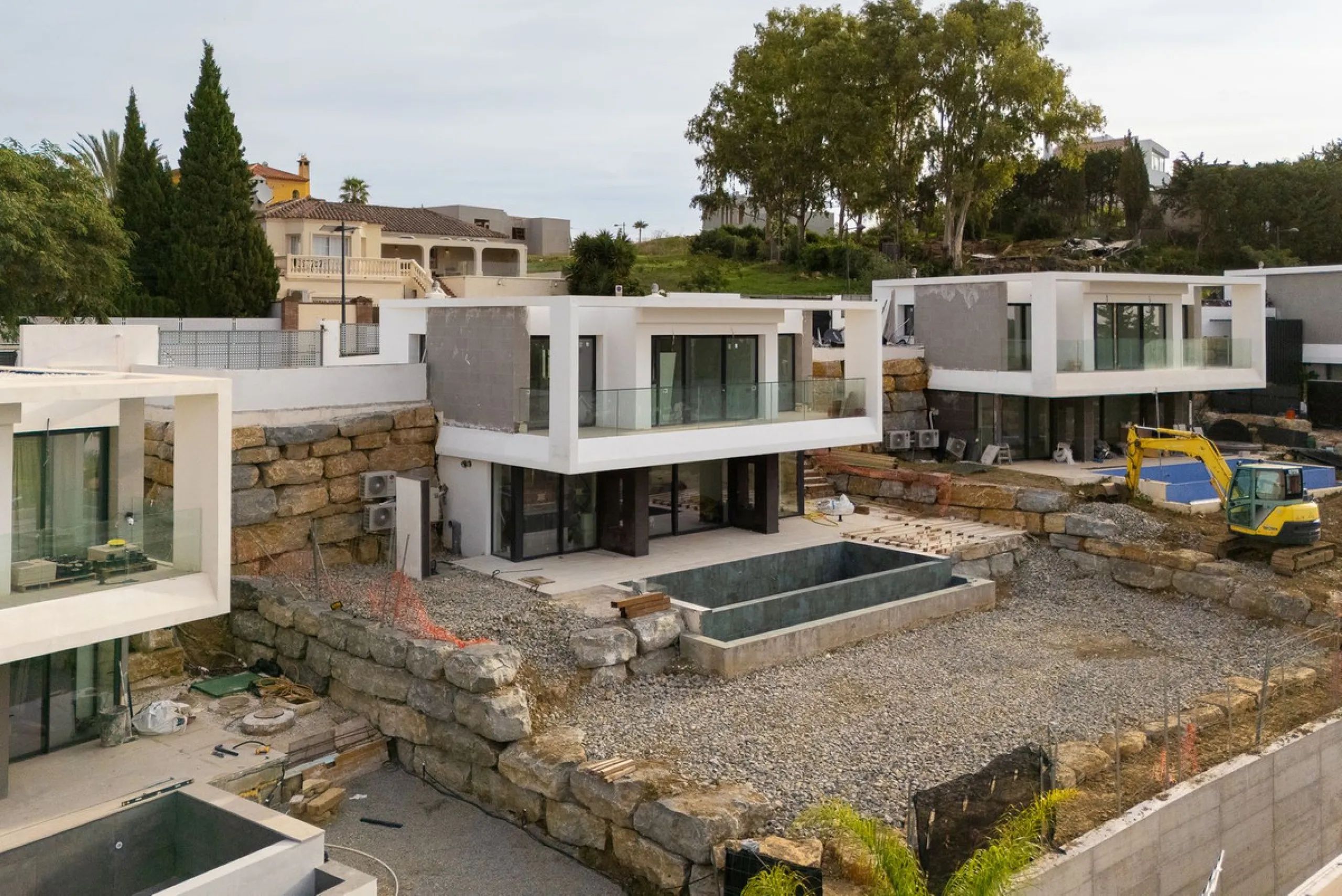 Valle Romano Green is an exclusive development comprising 8 modern villas with golf and sea views, complete with private garden and swimming pool. They are located within a short drive to the beach and all the amenities of the famous Valle Romano Golf Res