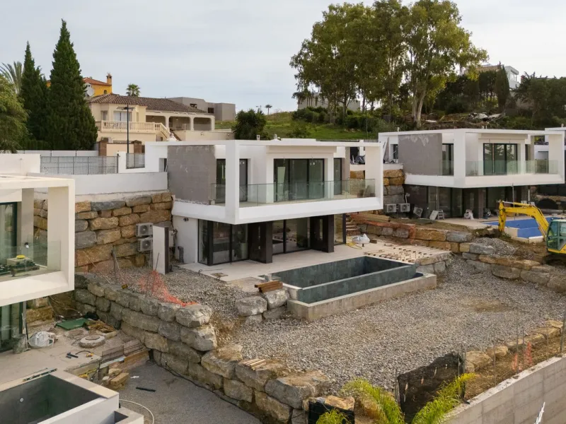 Valle Romano Green is an exclusive development comprising 8 modern villas with golf and sea views, complete with private garden and swimming pool. They are located within a short drive to the beach and all the amenities of the famous Valle Romano Golf Res