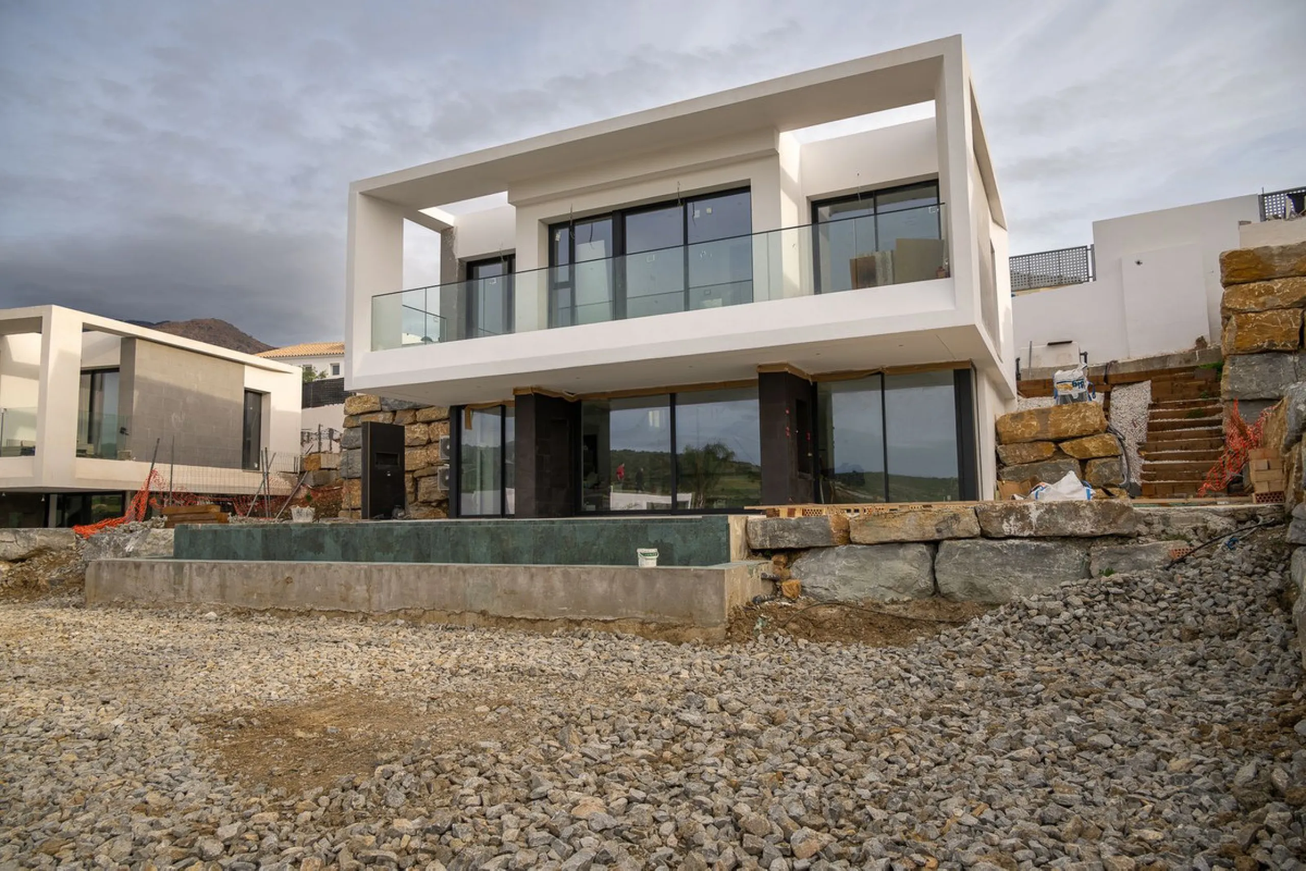 Valle Romano Green is an exclusive development comprising 8 modern villas with golf and sea views, complete with private garden and swimming pool. They are located within a short drive to the beach and all the amenities of the famous Valle Romano Golf Res