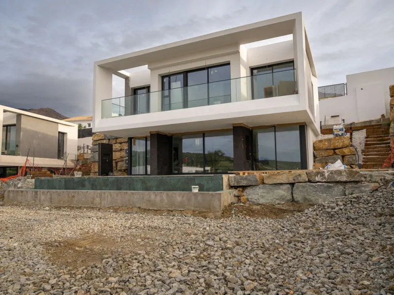 Valle Romano Green is an exclusive development comprising 8 modern villas with golf and sea views, complete with private garden and swimming pool. They are located within a short drive to the beach and all the amenities of the famous Valle Romano Golf Res
