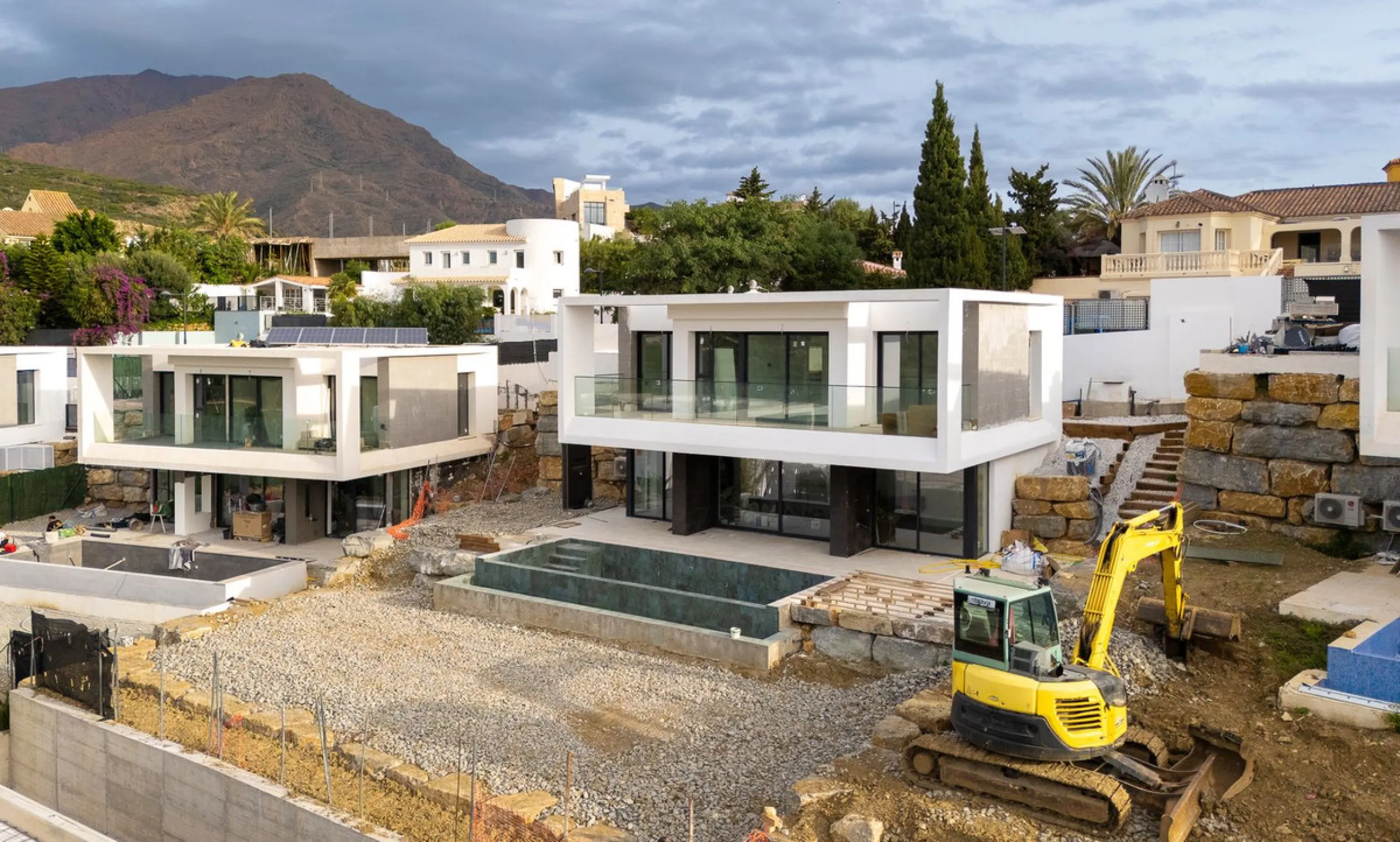 Valle Romano Green is an exclusive development comprising 8 modern villas with golf and sea views, complete with private garden and swimming pool. They are located within a short drive to the beach and all the amenities of the famous Valle Romano Golf Res