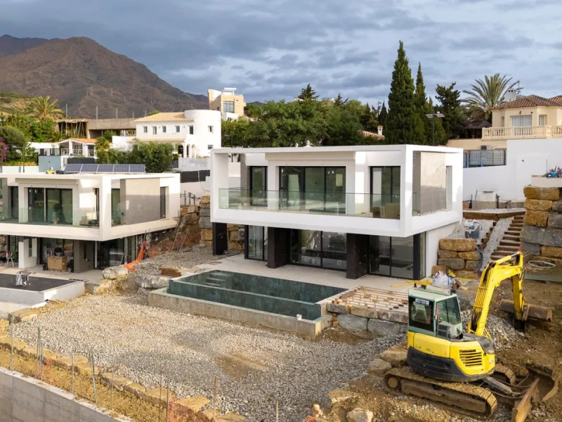 Valle Romano Green is an exclusive development comprising 8 modern villas with golf and sea views, complete with private garden and swimming pool. They are located within a short drive to the beach and all the amenities of the famous Valle Romano Golf Res