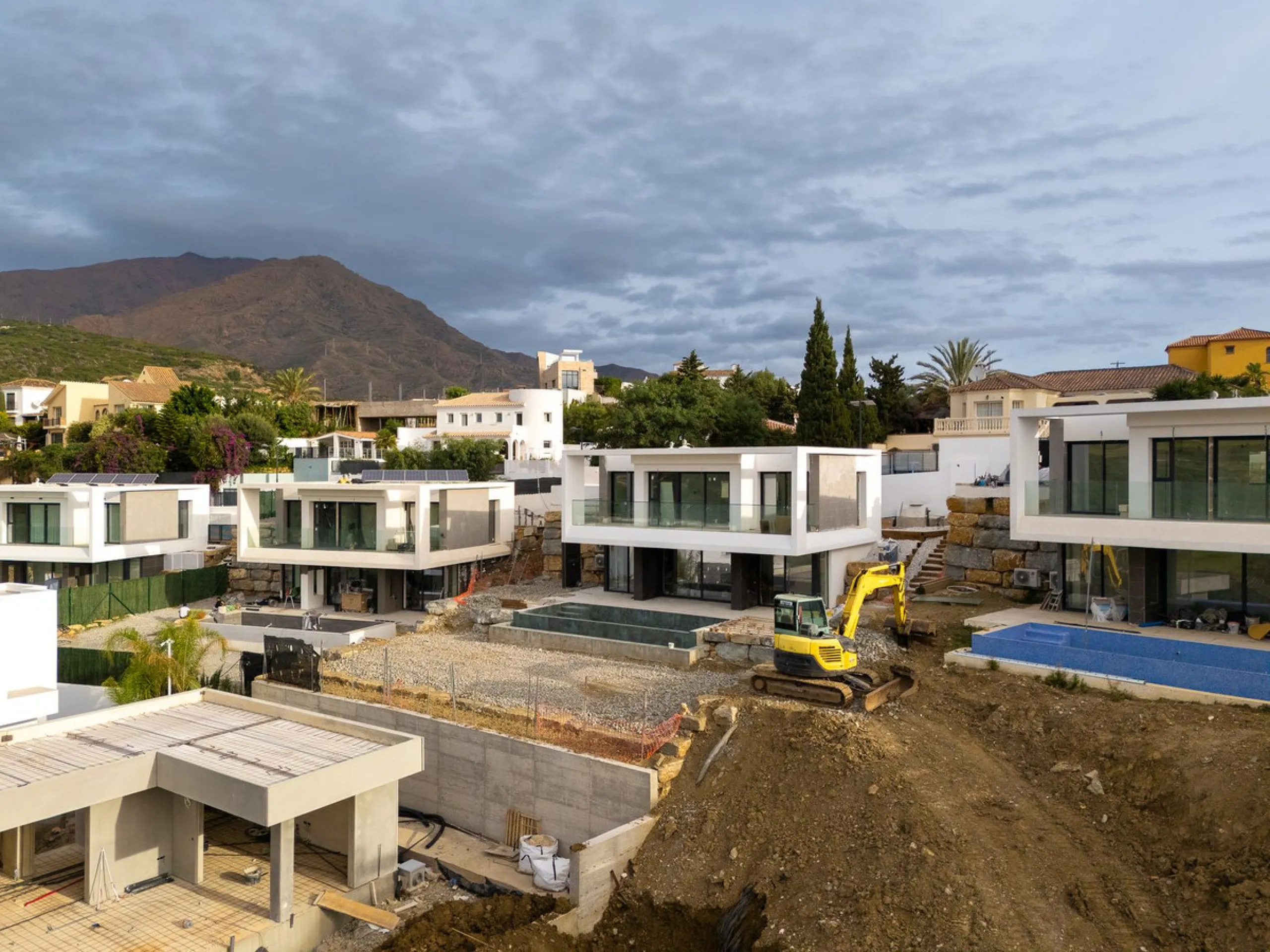 Valle Romano Green is an exclusive development comprising 8 modern villas with golf and sea views, complete with private garden and swimming pool. They are located within a short drive to the beach and all the amenities of the famous Valle Romano Golf Res