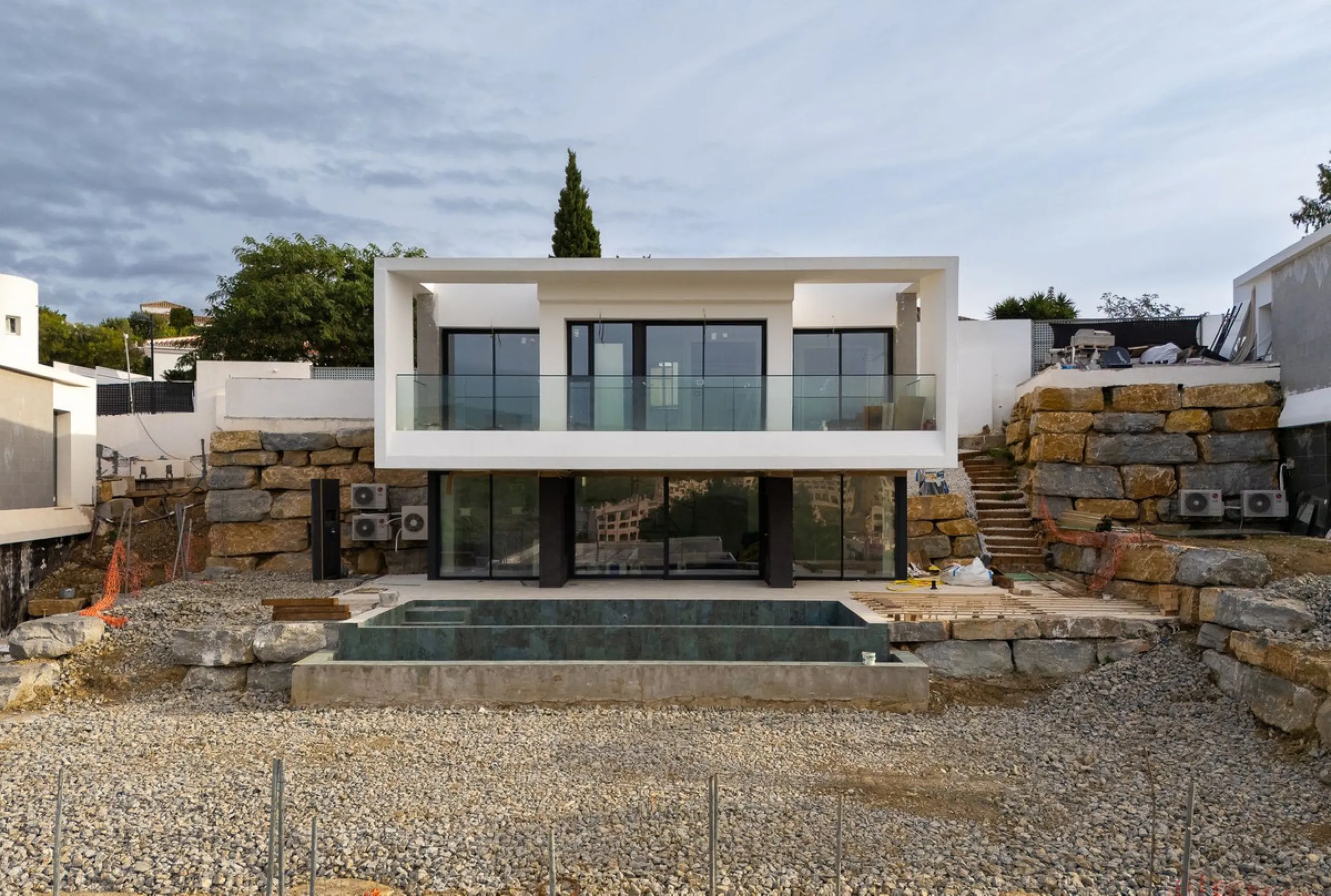 Valle Romano Green is an exclusive development comprising 8 modern villas with golf and sea views, complete with private garden and swimming pool. They are located within a short drive to the beach and all the amenities of the famous Valle Romano Golf Res