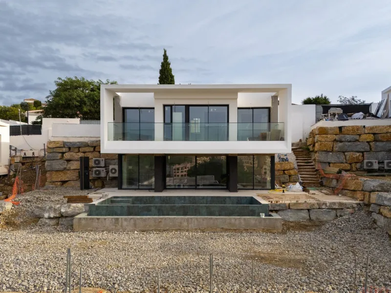 Valle Romano Green is an exclusive development comprising 8 modern villas with golf and sea views, complete with private garden and swimming pool. They are located within a short drive to the beach and all the amenities of the famous Valle Romano Golf Res