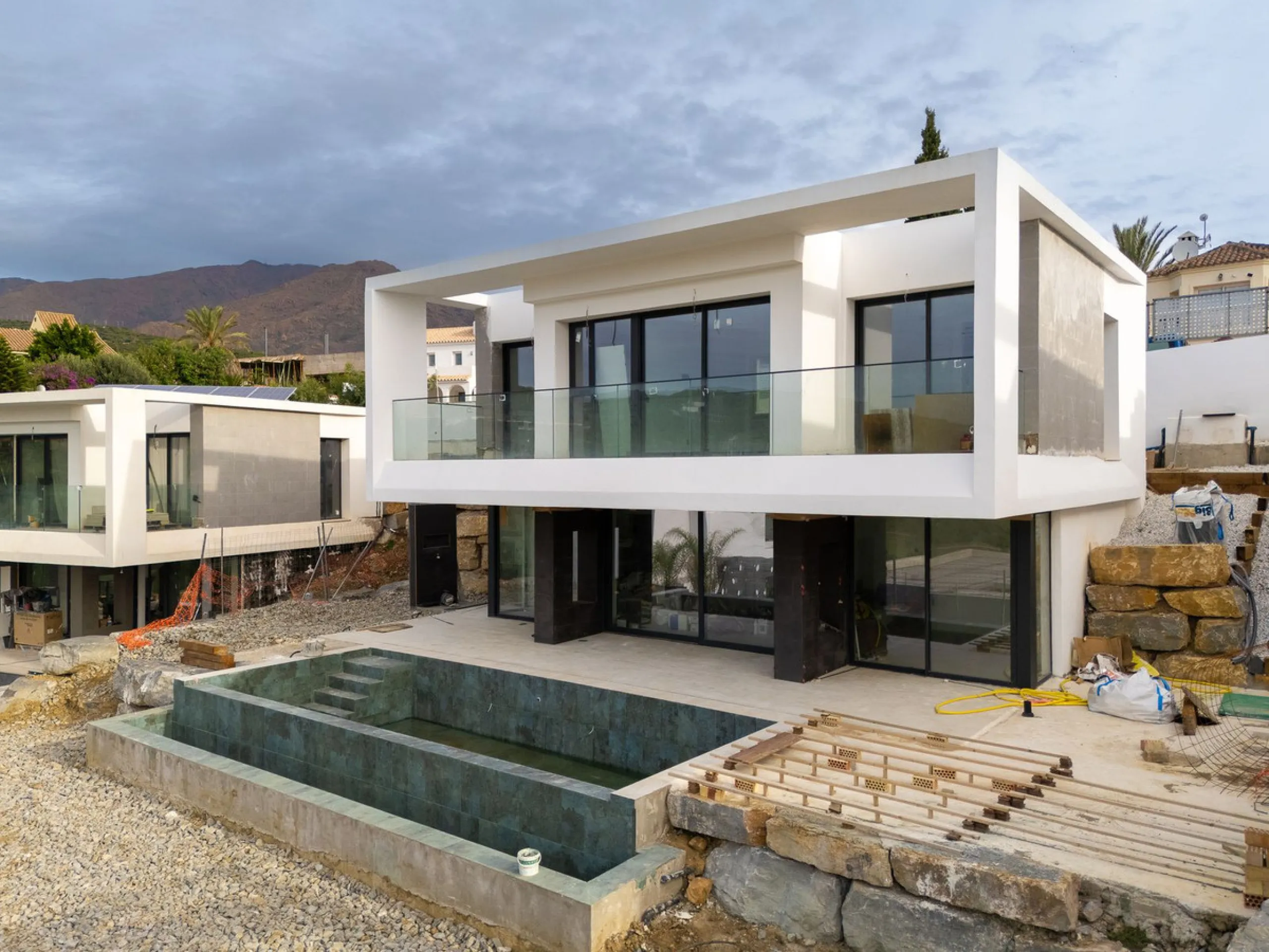 Valle Romano Green is an exclusive development comprising 8 modern villas with golf and sea views, complete with private garden and swimming pool. They are located within a short drive to the beach and all the amenities of the famous Valle Romano Golf Res
