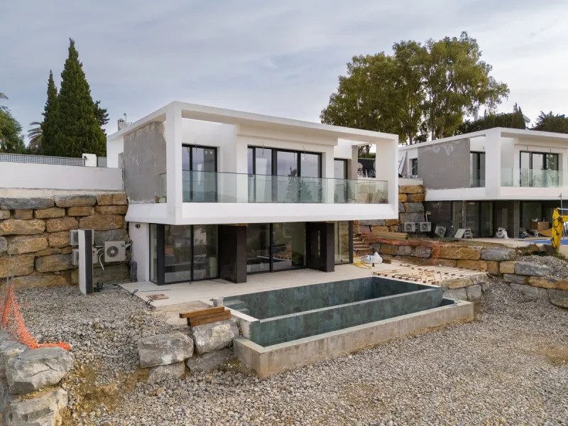 Valle Romano Green is an exclusive development comprising 8 modern villas with golf and sea views, complete with private garden and swimming pool. They are located within a short drive to the beach and all the amenities of the famous Valle Romano Golf Res