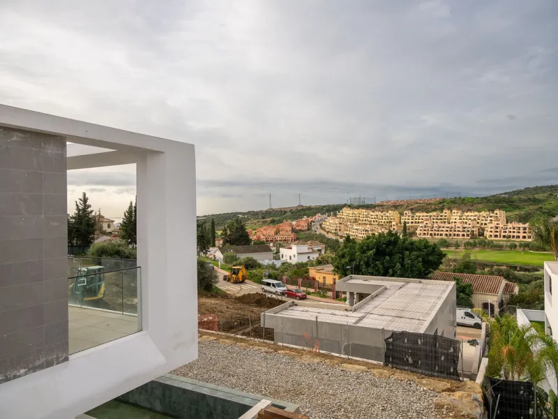 Valle Romano Green is an exclusive development comprising 8 modern villas with golf and sea views, complete with private garden and swimming pool. They are located within a short drive to the beach and all the amenities of the famous Valle Romano Golf Res
