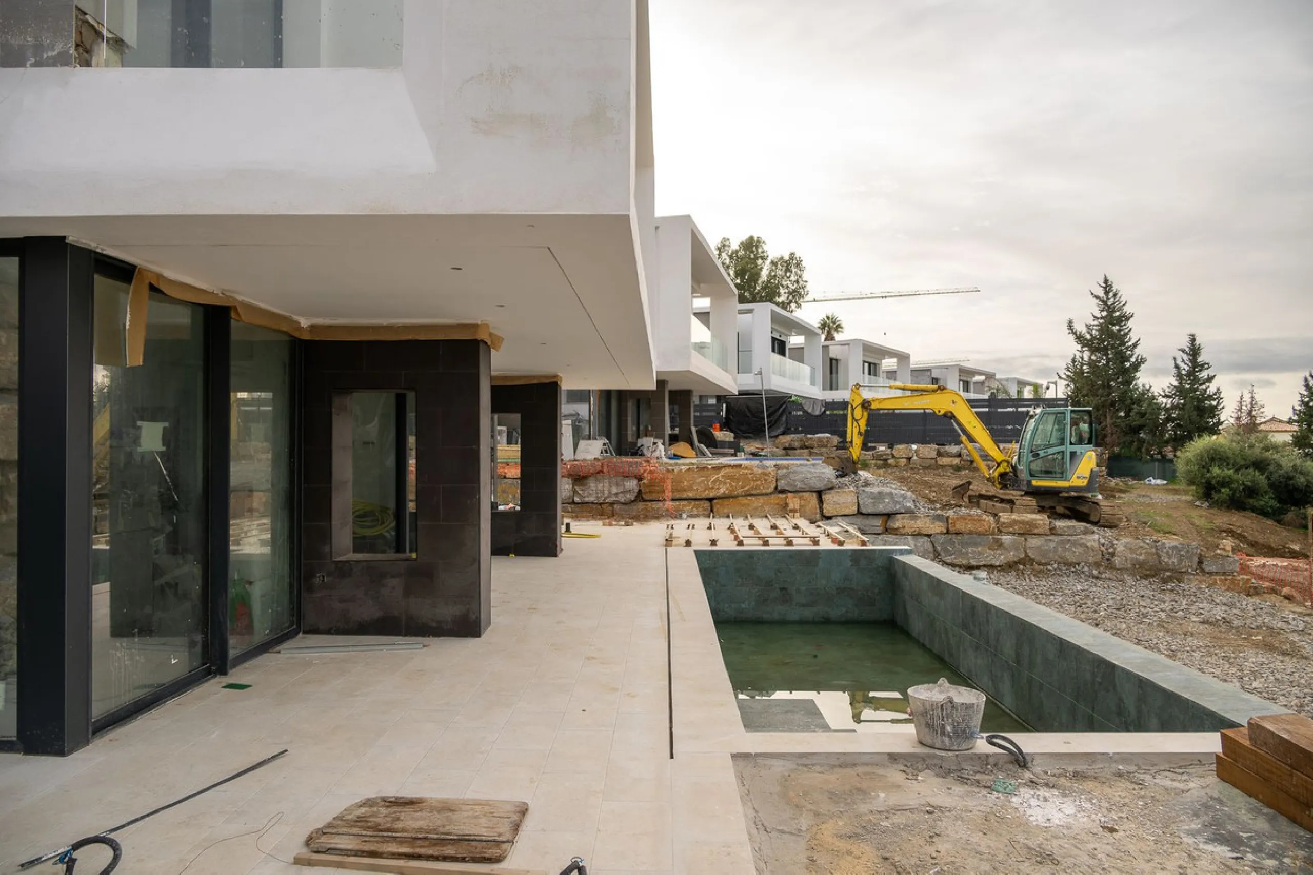 Valle Romano Green is an exclusive development comprising 8 modern villas with golf and sea views, complete with private garden and swimming pool. They are located within a short drive to the beach and all the amenities of the famous Valle Romano Golf Res