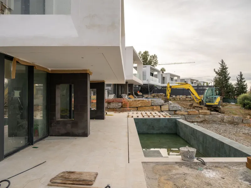 Valle Romano Green is an exclusive development comprising 8 modern villas with golf and sea views, complete with private garden and swimming pool. They are located within a short drive to the beach and all the amenities of the famous Valle Romano Golf Res