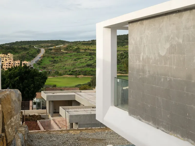 Valle Romano Green is an exclusive development comprising 8 modern villas with golf and sea views, complete with private garden and swimming pool. They are located within a short drive to the beach and all the amenities of the famous Valle Romano Golf Res