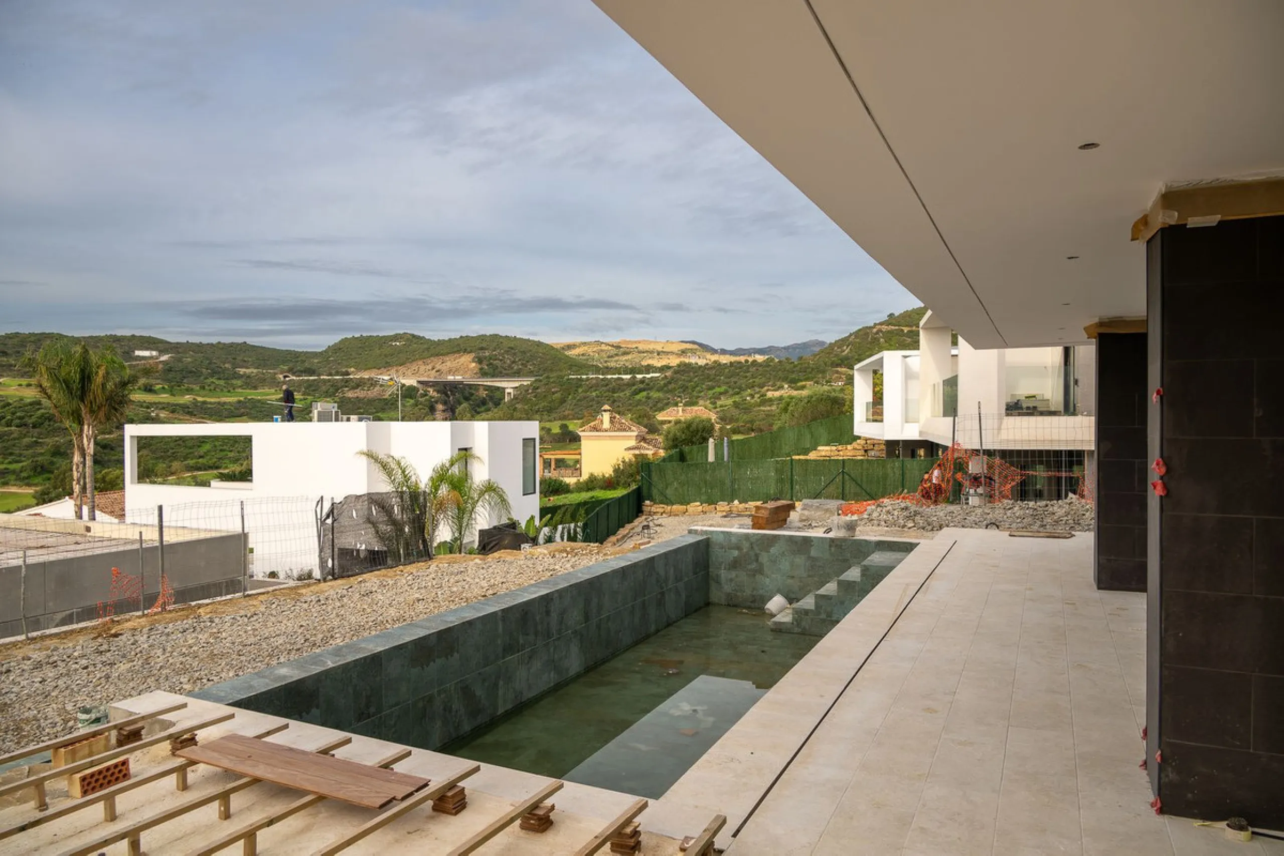 Valle Romano Green is an exclusive development comprising 8 modern villas with golf and sea views, complete with private garden and swimming pool. They are located within a short drive to the beach and all the amenities of the famous Valle Romano Golf Res