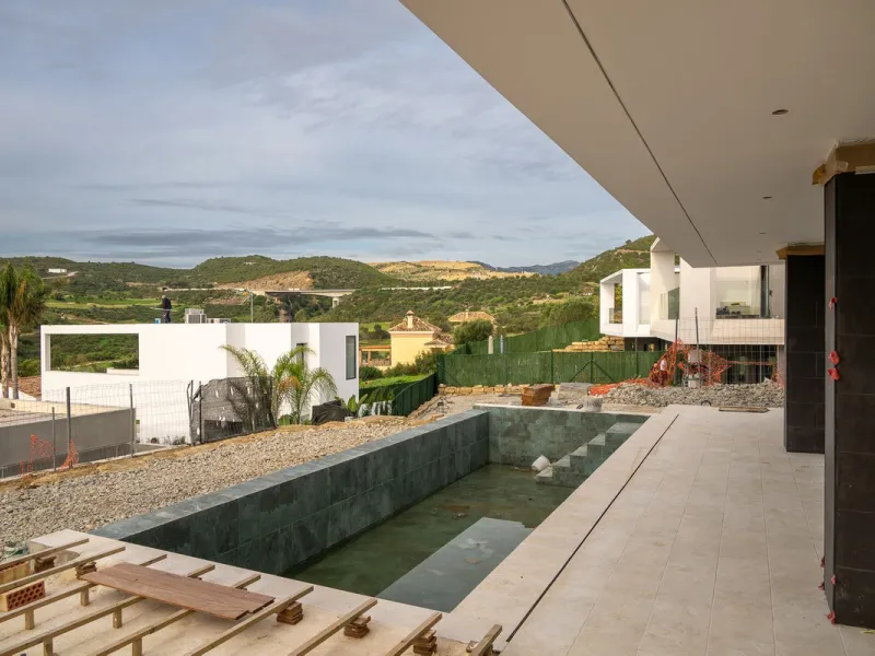 Valle Romano Green is an exclusive development comprising 8 modern villas with golf and sea views, complete with private garden and swimming pool. They are located within a short drive to the beach and all the amenities of the famous Valle Romano Golf Res