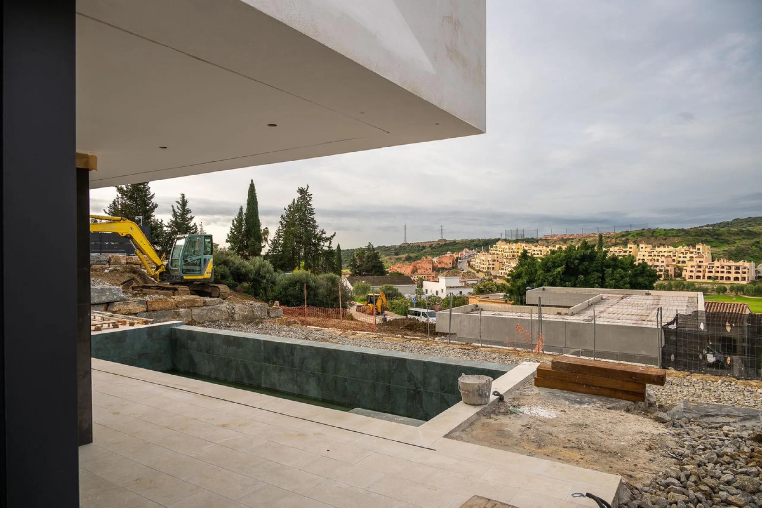 Valle Romano Green is an exclusive development comprising 8 modern villas with golf and sea views, complete with private garden and swimming pool. They are located within a short drive to the beach and all the amenities of the famous Valle Romano Golf Res