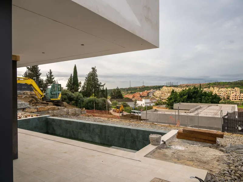 Valle Romano Green is an exclusive development comprising 8 modern villas with golf and sea views, complete with private garden and swimming pool. They are located within a short drive to the beach and all the amenities of the famous Valle Romano Golf Res